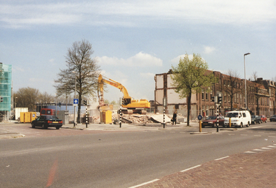 605922 Afbeelding van de sloop van de huizen Vleutenseweg 339 -lager te Utrecht, met links de ingang van de Busken ...